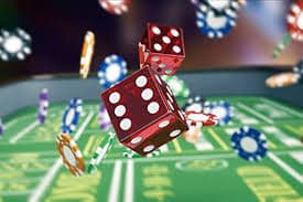 မိုဘိုင်းဖုန်းဖြင့် အက်ပ်မှတစ်ဆင့် betting လုပ်နေသည်