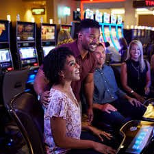 Professional dealer များနှင့်အတူ live casino တွင် ကစားနေသည်